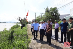 Phó Chủ tịch Thường trực UBND tỉnh Nguyễn Văn Thi kiểm tra việc khắc phục hậu quả sau mưa lớn tại huyện Quảng Xương và thị xã Nghi Sơn
