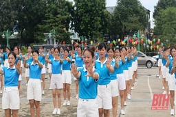 Hội LHPN Hoằng Hoá tổ chức đồng diễn dân vũ và giao lưu bóng chuyền hơi