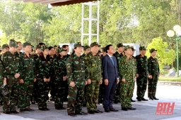 Đoàn cán bộ, giảng viên, học viên Học viện Quốc phòng và lãnh đạo tỉnh Thanh Hóa dâng hương tại Nghĩa trang liệt sĩ Hàm Rồng