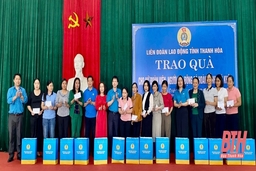 Trao quà cho nữ đoàn viên, người lao động có hoàn cảnh khó khăn 