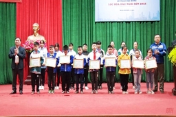Trao 198 suất học bổng cho học sinh, sinh viên có hoàn cảnh khó khăn trên địa bàn thị xã Nghi Sơn 