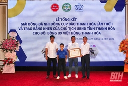 Tặng Bằng khen của Chủ tịch UBND tỉnh cho đội U9 Việt Hùng giành HCB tại Giải vô địch bóng đá U9 toàn quốc năm 2022