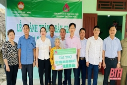 Công đoàn cơ sở Ngân hàng CSXH chi nhánh Thanh Hóa bàn giao nhà đại đoàn kết cho hộ nghèo tại huyện Nông Cống