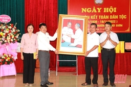 Đồng chí Trưởng Ban Quản lý KKT Nghi Sơn và các Khu công nghiệp dự Ngày hội Đại đoàn kết toàn dân tộc tại thị xã Bỉm Sơn