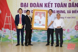 Phó Bí thư Tỉnh ủy Trịnh Tuấn Sinh chung vui ngày hội Đại đoàn kết toàn dân tộc với Nhân dân thôn Chiềng Mưng