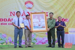 Giám đốc Công an tỉnh Trần Phú Hà dự ngày hội Đại đoàn kết toàn dân tộc tại thôn Lưu Phúc