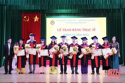 Trường ĐH Hồng Đức trao bằng thạc sĩ cho học viên