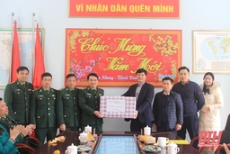 Sở Tài nguyên và Môi trường Thanh Hóa thăm, tặng quà cho cán bộ, chiến sĩ Đồn Biên phòng Yên Khương