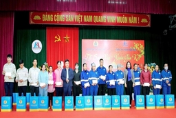 Trao 152 suất quà cho đoàn viên, người lao động khó khăn