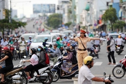 Tặng Bằng khen cho các tập thể và cá nhân trong công tác đảm bảo trật tự an toàn giao thông năm 2022