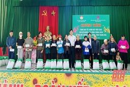 NHCSXH Thanh Hóa tặng 115 suất quà Tết cho hộ nghèo, gia đình chính sách xã Yên Mỹ 