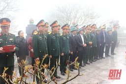 Phó Chủ tịch Thường trực HĐND tỉnh Lê Tiến Lam viếng nghĩa trang liệt sỹ và thăm, tặng quà cán bộ, chiến sỹ Đảo Mê