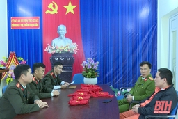 Thọ Xuân: Người dân giao nộp 370 lá cờ Đảng cộng sản Trung Quốc
