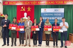 BIDV Chi nhánh Lam Sơn trao tặng 32 nhà “Đại đoàn kết” cho các gia đình khó khăn về nhà ở