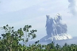 Ngọn núi lửa chìm dưới biển bắt đầu phun trào tại Vanuatu