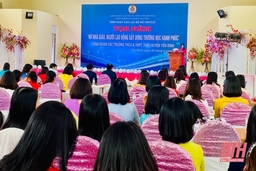 Sinh hoạt Câu lạc bộ nữ công nhân, viên chức, lao động với hình thức tọa đàm “Nữ nhà giáo, người lao động xây dựng trường học hạnh phúc”