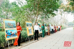 Du khách tham quan trưng bày pano ảnh tại Khu di tích quốc gia đền Bà Triệu