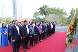 Các đồng chí Ủy viên dự khuyết Trung ương Đảng khóa XIII dâng hương tại Khu văn hóa tưởng niệm Chủ tịch Hồ Chí Minh