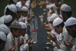 Tín đồ Hồi giáo Indonesia và Malaysia bước vào tháng lễ Ramadan