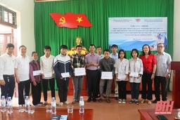 Trao học bổng cho học sinh khuyết tật, mồ côi và hỗ trợ sinh kế cho người khuyết tật khó khăn tại huyện Hậu Lộc