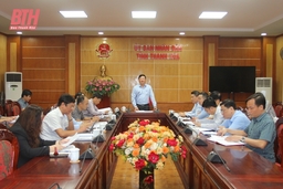 Phó Chủ tịch UBND tỉnh Mai Xuân Liêm nghe báo cáo  tình hình thực hiện Kế hoạch phát triển nhà ở trên địa bàn tỉnh và Đề án xây dựng 1 triệu nhà ở xã hội