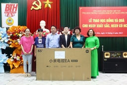 Trao học bổng và quà cho học sinh, sinh viên xuất sắc, có hoàn cảnh khó khăn