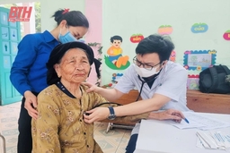 Khám bệnh miễn phí cho người có công, gia đình chính sách tại xã Thuần Lộc