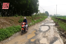 Đường liên xã Yên Tâm - Yên Phú xuống cấp nghiêm trọng