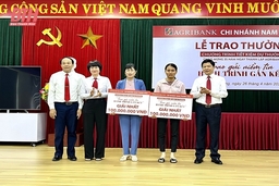 Agribank Nam Thanh Hóa trao thưởng cho khách hàng trúng giải Chương trình tiết kiệm dự thưởng “Trao gửi niềm tin - Hành trình gắn kết”