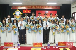 Bí thư Thành ủy TP Thanh Hóa dự lễ kết nạp đảng viên tại Trường THPT Hàm Rồng
