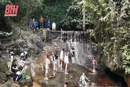 Hơn 6.000 khách đến thác Đồng Quan trong dịp nghỉ lễ