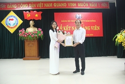 Kết nạp đảng viên mới theo mục tiêu Nghị quyết Đại hội Đảng bộ tỉnh lần thứ XIX