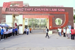 Thí sinh hào hứng thi môn đầu tiên vào lớp 10 Trường THPT Chuyên Lam Sơn