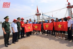 Trao tặng cờ Tổ quốc cho ngư dân Thanh Hóa