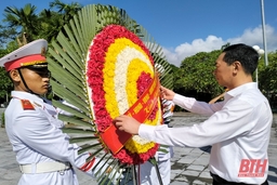 Phó Bí thư Tỉnh ủy Trịnh Tuấn Sinh cùng Đoàn đại biểu tỉnh Thanh Hóa dâng hương, tưởng niệm các Anh hùng liệt sĩ tại tỉnh Điện Biên