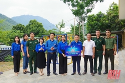 Đội trí thức trẻ tình nguyện Đoàn Khối Cơ quan và Doanh nghiệp tỉnh sôi  nổi các hoạt động tình nguyện  tại huyện Mường Lát