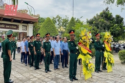 Phó Chủ tịch Thường trực HĐND tỉnh Lê Tiến Lam viếng nghĩa trang liệt sĩ và thăm, tặng quà gia đình chính sách huyện Hoằng Hóa