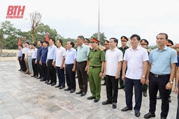 Chủ nhiệm Ủy ban Kiểm tra Tỉnh ủy Lê Quang Hùng viếng nghĩa trang liệt sĩ và thăm, tặng quà gia đình chính sách tại huyện Cẩm Thuỷ