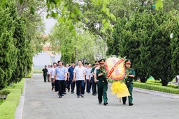 Chủ nhiệm Ủy ban Kiểm tra Tỉnh ủy Lê Quang Hùng viếng Nghĩa trang liệt sĩ và thăm, tặng quà gia đình chính sách tại huyện Hậu Lộc