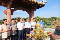 Chủ tịch UBND tỉnh Đỗ Minh Tuấn và đoàn đại biểu tỉnh Thanh Hóa viếng các Anh hùng liệt sĩ tại tỉnh Quảng Trị