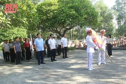 Trưởng Ban Tuyên giáo Tỉnh ủy Đào Xuân Yên viếng nghĩa trang liệt sĩ và thăm, tặng quà gia đình chính sách huyện Nông Cống