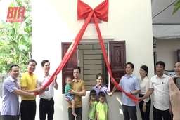 Bàn giao nhà “Đại đoàn kết” cho hộ nghèo huyện Vĩnh Lộc