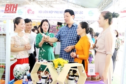 Phó Chủ tịch UBND tỉnh Lê Đức Giang tham quan gian hàng  Ngày Phụ nữ sáng tạo - khởi nghiệp năm 2023