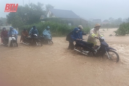 Công an Thanh Hóa giúp dân phòng, chống mưa lũ