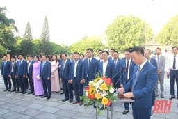 Hội Doanh nhân trẻ dâng hương, báo công Chủ tịch Hồ Chí Minh