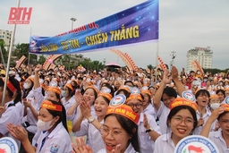 Hàng nghìn cổ động viên cổ vũ cho Lê Xuân Mạnh tại điểm cầu Quảng trường Lam Sơn