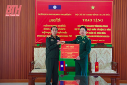 BĐBP tỉnh Thanh Hóa hỗ trợ vật chất cho Bộ CHQS tỉnh Hủa Phăn ( Lào)