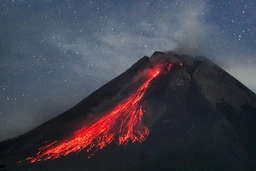 Núi lửa phun trào ở Indonesia: 11 người leo núi thiệt mạng