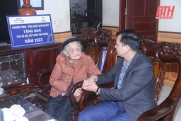 Công ty Điện lực Thanh Hóa thăm hỏi, tặng quà Mẹ Việt Nam Anh hùng