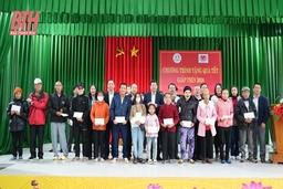Tặng quà Tết cho người khuyết tật, trẻ mồ côi huyện Như Xuân 